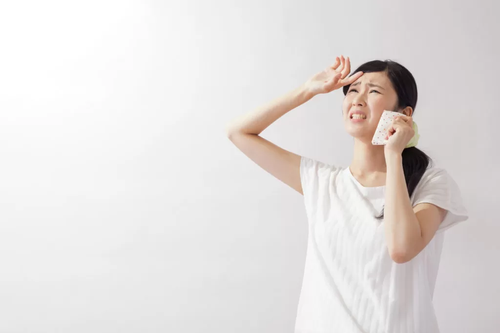 暑そうな女性