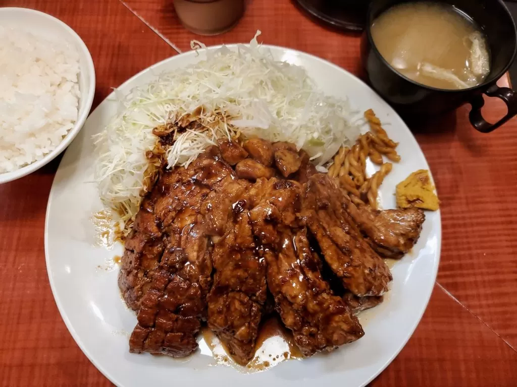 「HONMACHI 豚テキ 本店」 メニュー 内装 料理 キャベツ ご飯 味