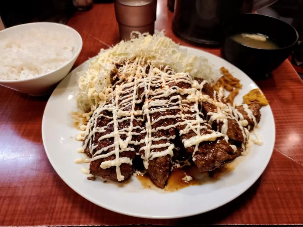 「HONMACHI 豚テキ 本店」 メニュー 内装 料理 キャベツ ご飯 味