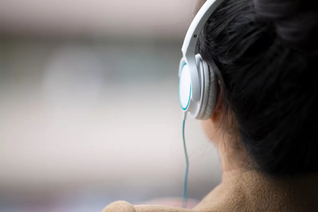 音楽を聴く女性の後ろ姿