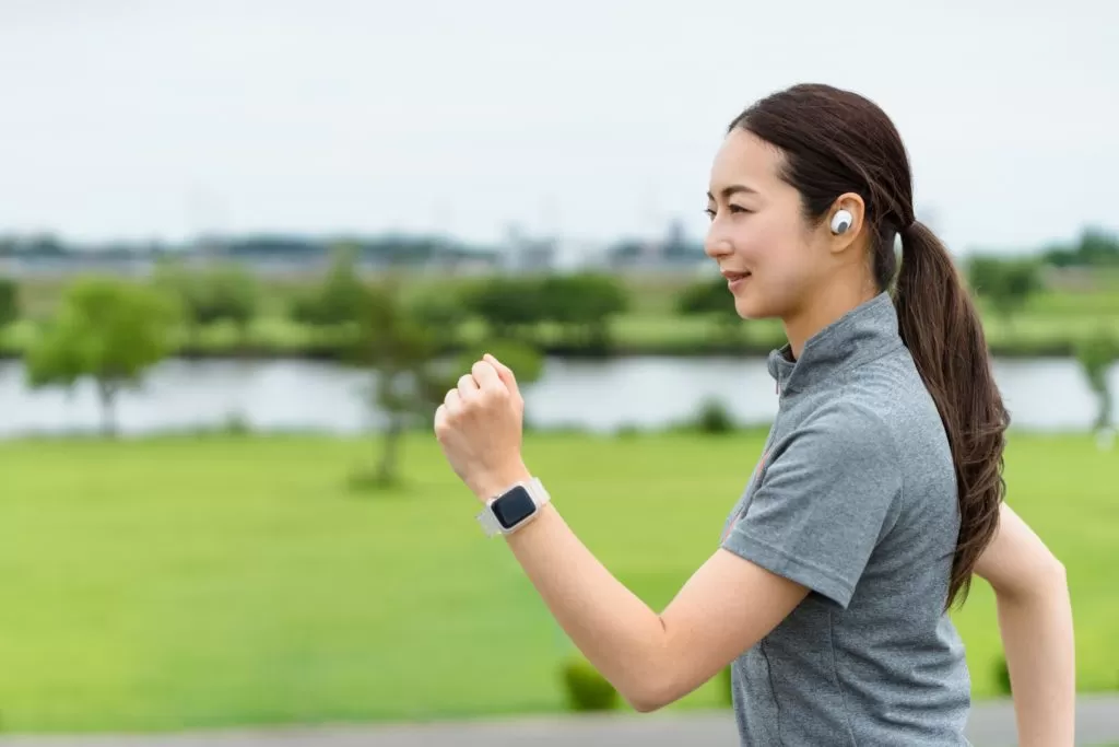 エアポッツを聴きながら歩く女