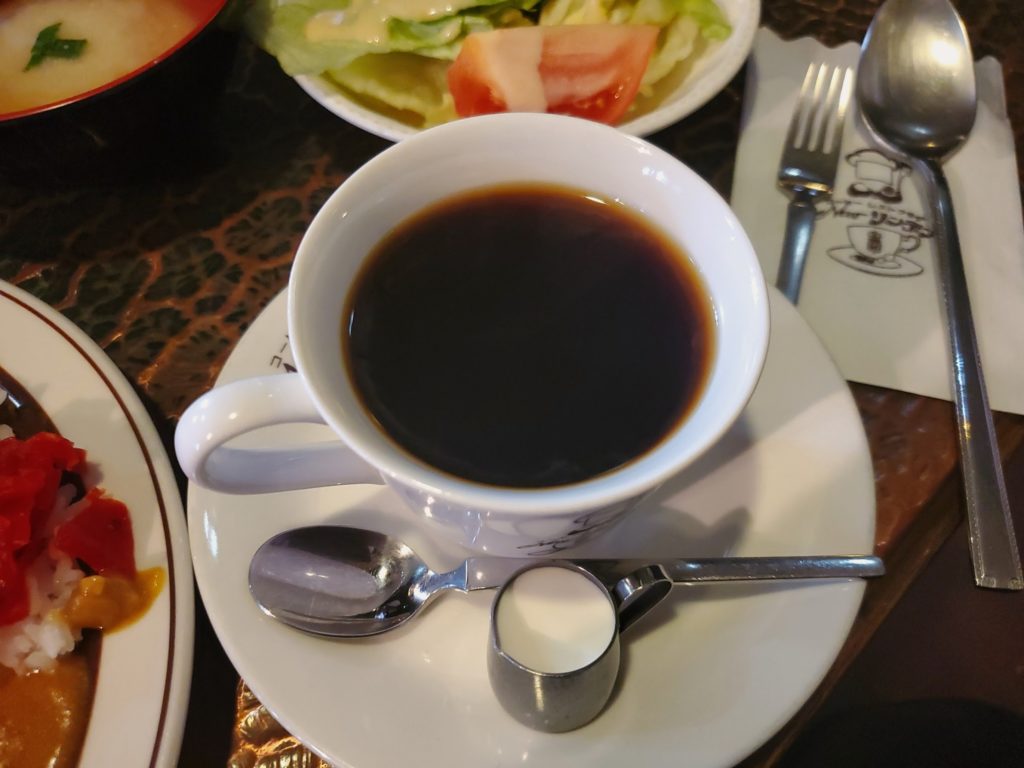 ニューリンデン　喫茶店　メニュー　料理　外観　城　カレー　内装　サラダ　コーヒー
