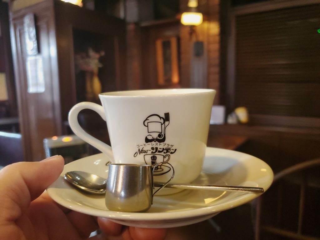 ニューリンデン　喫茶店　メニュー　料理　外観　城　カレー　内装　サラダ　コーヒー