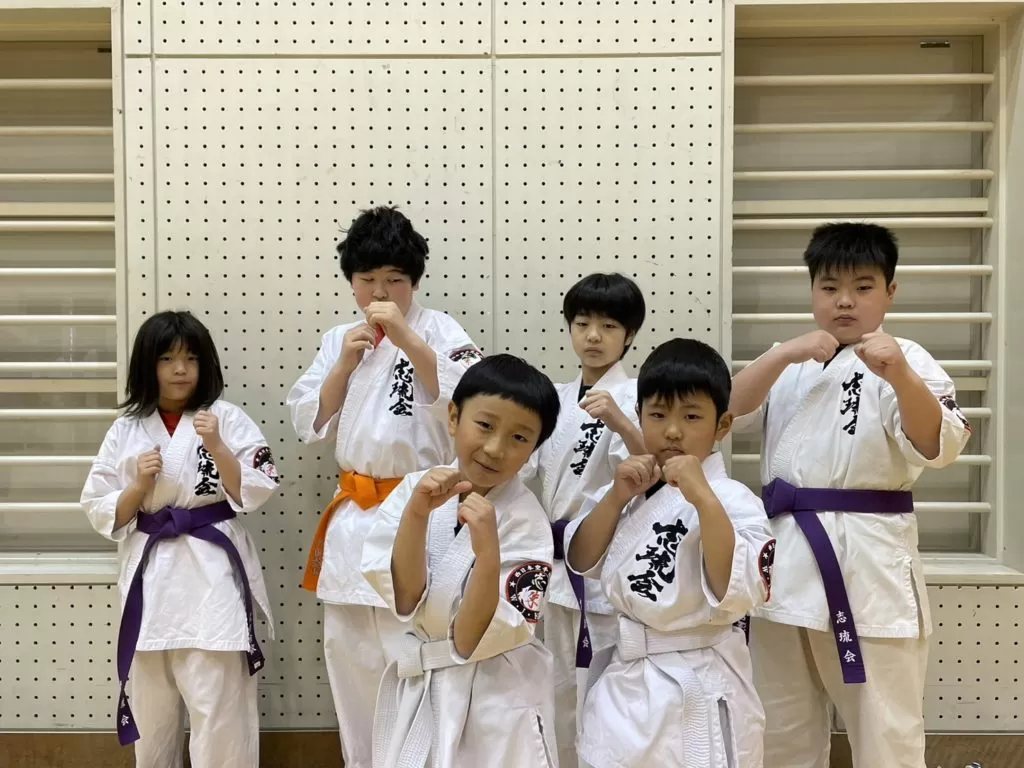 後列左から武田希依選手、武田陸斗選手、西山桂右選手、宮澤諒選手前列左から小林旺志朗選手、佐藤帆高選手