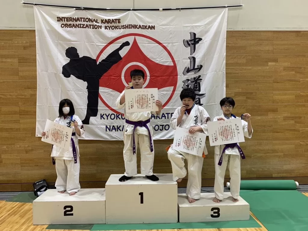 初級小学4年生男子32kg以上の部優勝 宮澤諒選手初級小学4年生女子32kg未満の部準優勝 武田希依選手初級小学4年生男子32kg未満の部3位 西山桂右選手初級小学5年生男子37kg以上の部3位 武田陸斗選手