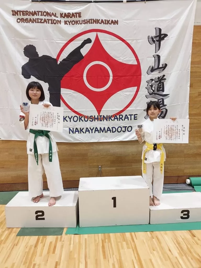 上級小学6年生女子40kg未満の部準優勝 池堂柑那選手上級小学4年生女子32kg未満の部3位 金光由津波選手