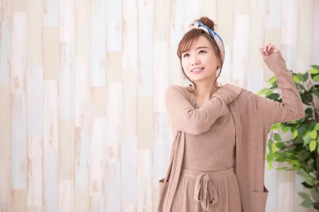 肩を動かす女性