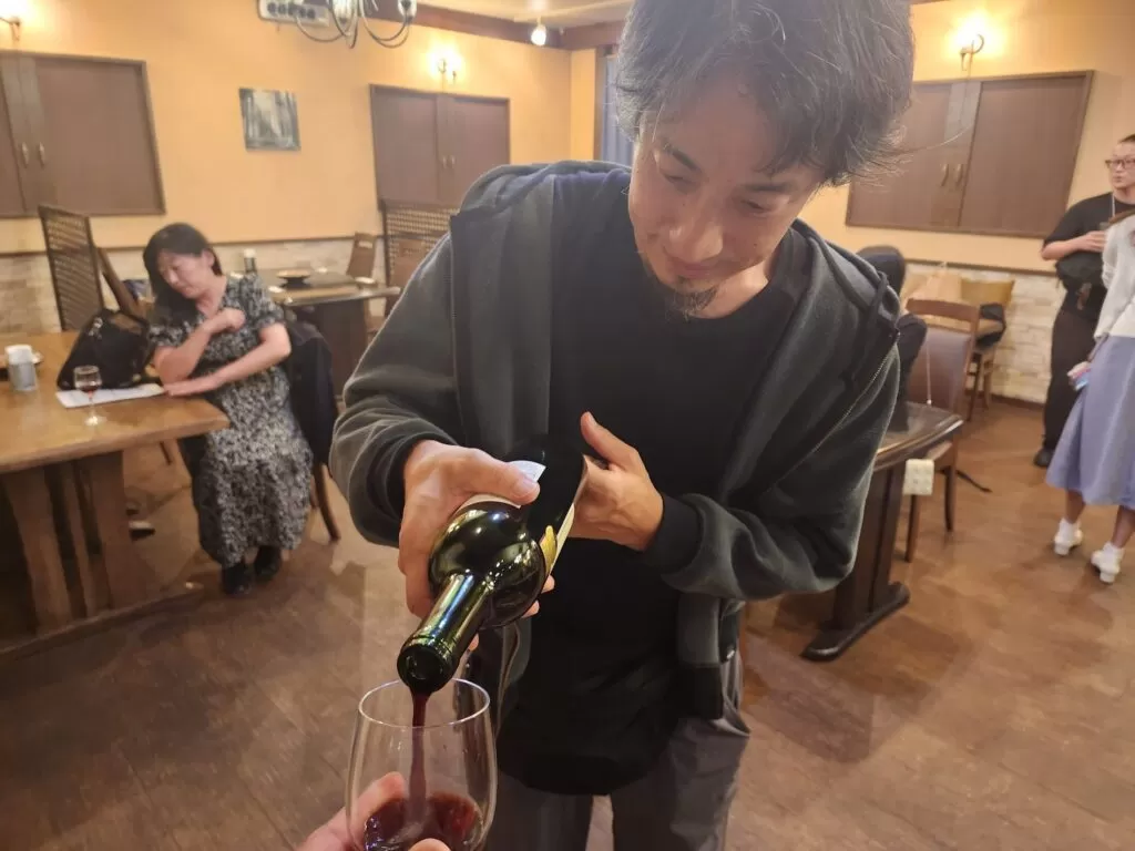 ワインを注いでくれるひろゆき氏