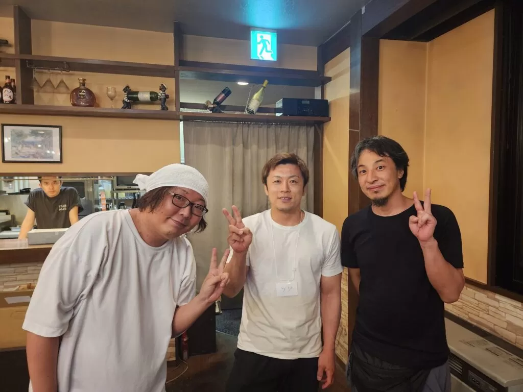 ファンの記念撮影に気軽に応えるひろゆき氏　ひげおやじさんとひろゆき氏と写真