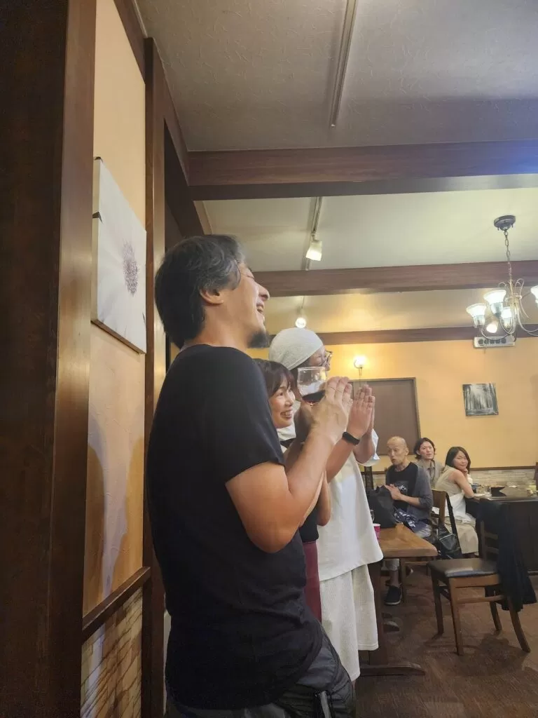 ファンの記念撮影に気軽に応えるひろゆき氏