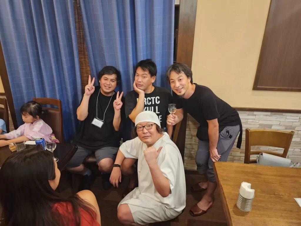 高橋さん箕輪氏ひろゆき氏ひげおやじさんの集合写真