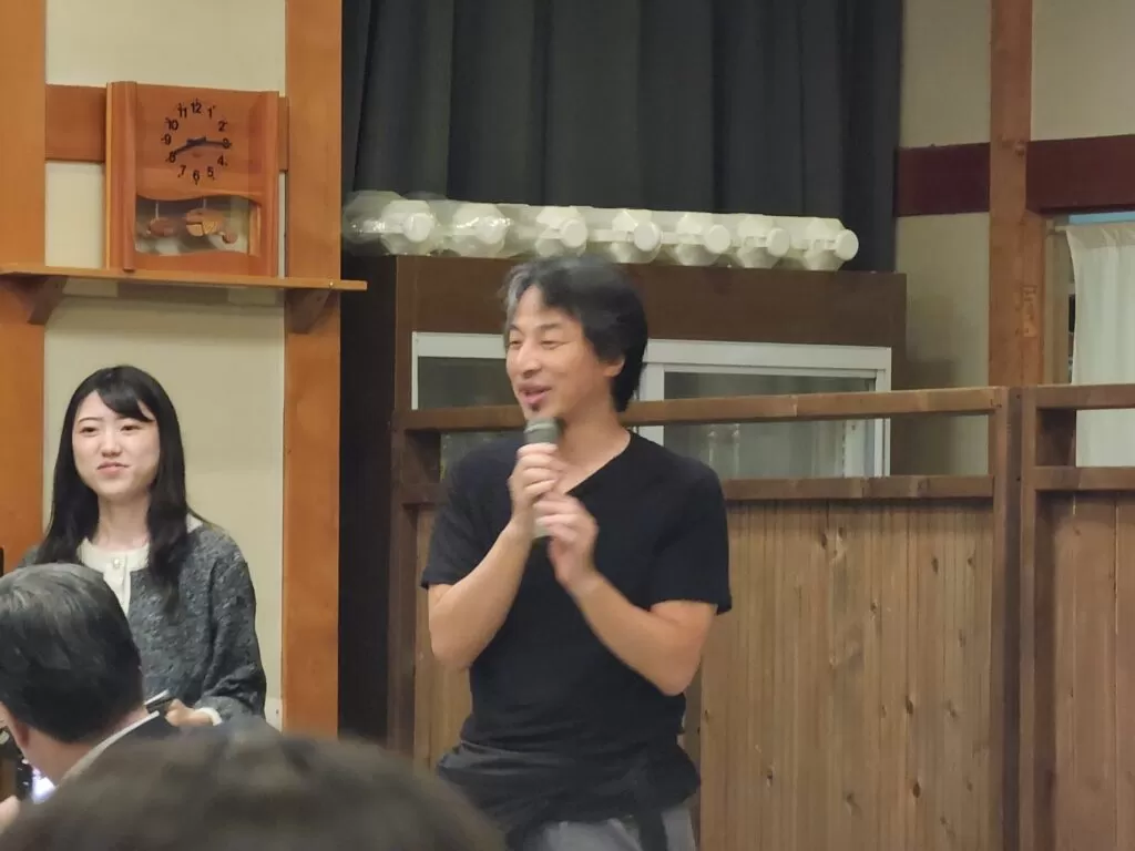 挨拶するひろゆき氏