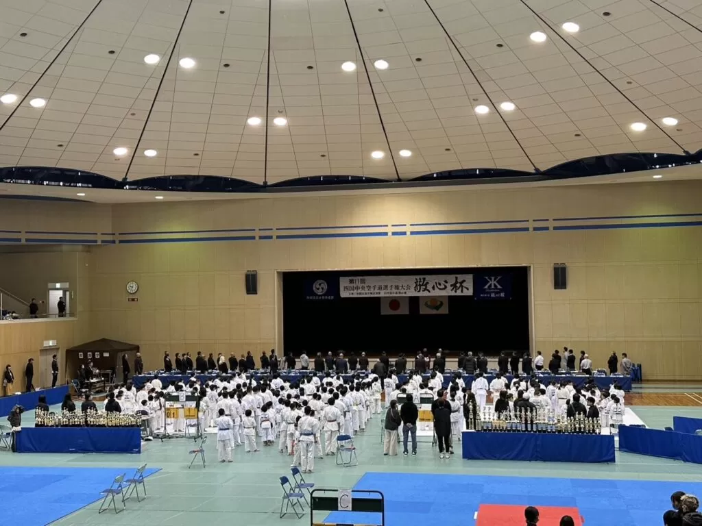 日時:令和6年12月8日(日)会場:伊予三島市運動公園体育館主催:日本空手道 敬心館協力:格闘技空手道拳法連盟•WKO世界組手連盟四国ブロック後援:四国中央市・四国中央市教育委員会