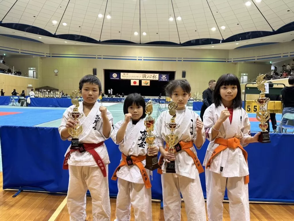 小1女子ビギナーズ優勝 谷川 紬選手小3男子チャレンジ3位 佐藤 帆高選手小3女子チャレンジ優勝 渡辺 晴香選手小2女子チャレンジ準優勝 松尾 芽依選手