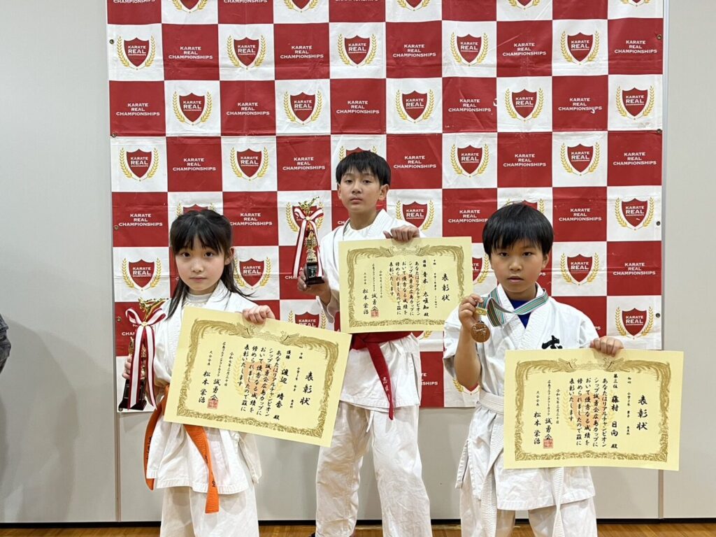 初心クラス 小学2年男子の部 第3位 藤村日向選手中級クラス 小学3年女子の部 優勝 渡辺晴香選手中学1年男子42kg以上の部 優勝 青木 太唯知選手