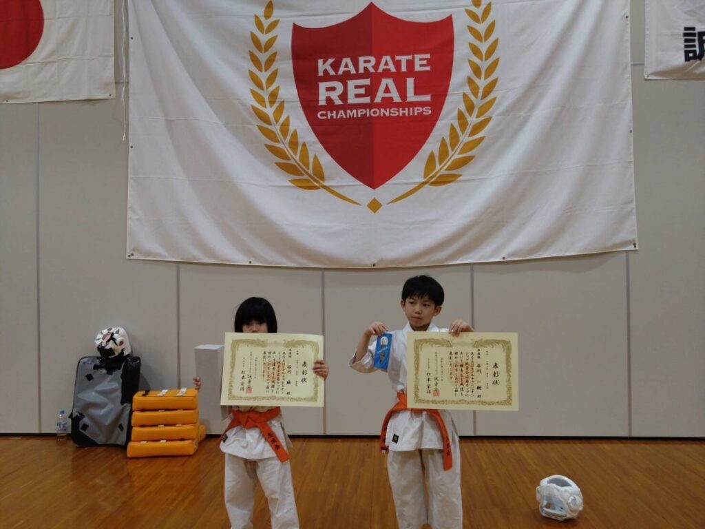 初心クラス 小学4年男子の部 準優勝 谷川一樹選手中級クラス 小学1年女子の部 準優勝 谷川紬選手