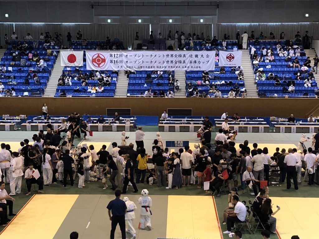 第16回オープントーナメント 世界全極真兵庫カップ第13回世界全極真ジュニアチャンピオンシップ選抜大会第3回IBKA ALL JAPAN CHALLEMGE CUP選抜大会日時:令和7年8月17日(日)会場:兵庫県立武道館 第一道場主催:社団法人 国際空手道連盟 極真会館 世界全極真 兵庫県米山道場後援会:兵庫県/姫路市/マーシャルワールド