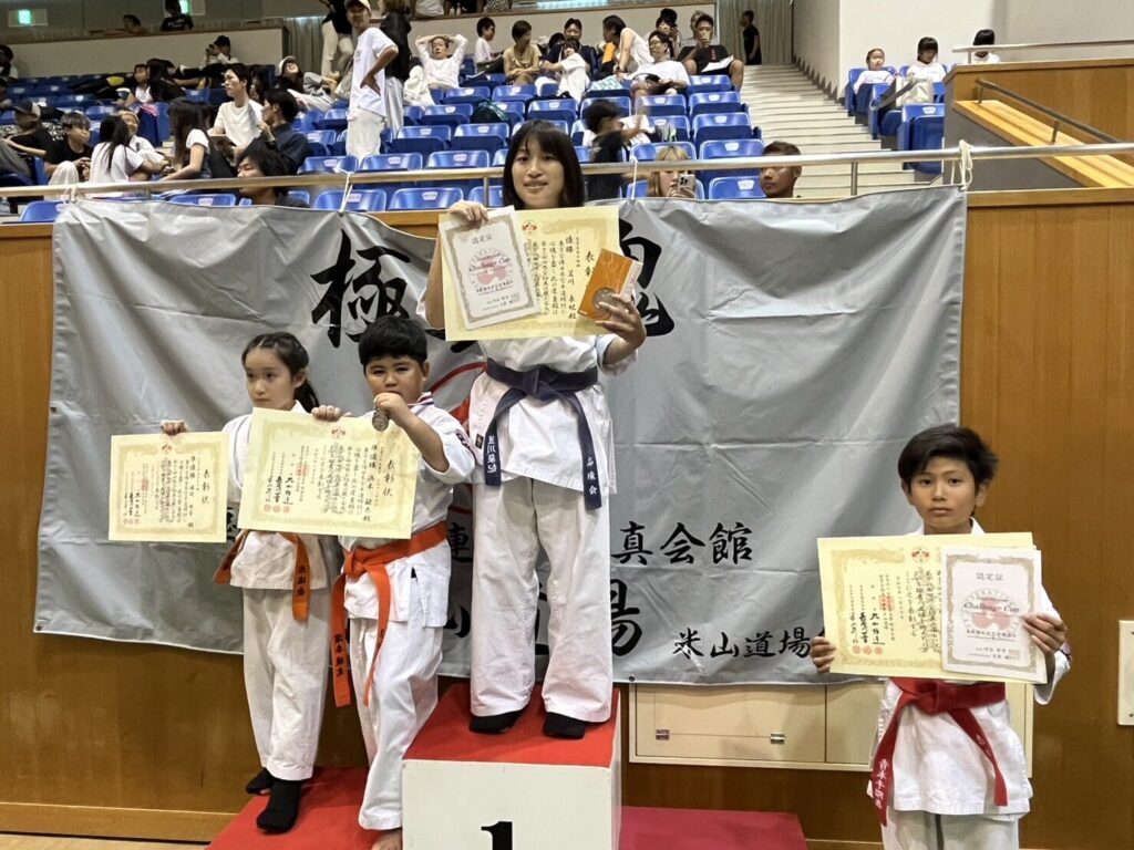 小学3年生男子ビギナーズゼロ 準優勝 浜本琥太選手小学6年生男子 初級(42kg未満)第4位 青木 千陽哉選手高校生女子 初級 優勝 笠川 泉妃選手小学4年生女子 中級 準優勝 渡辺 晴香選手