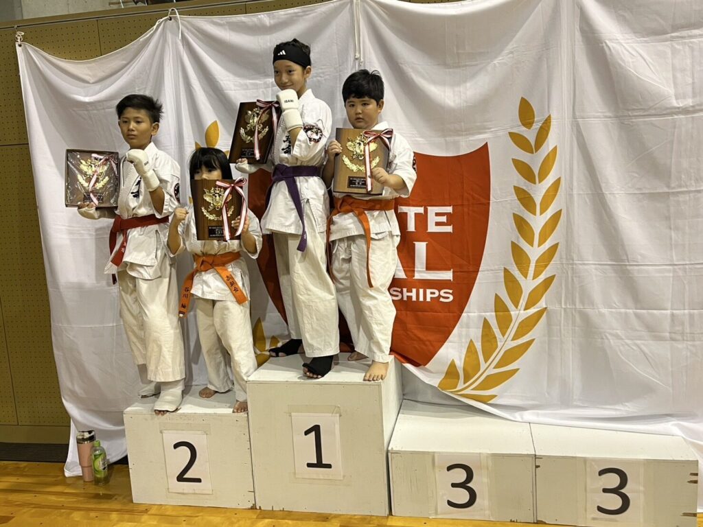 初級クラス小学2年女子 準優勝 谷川紬選手初級クラス小学3年男子30kg以上 優勝 浜本琥太選手初級クラス小学6年男子40kg未満 準優勝 青木千陽哉選手初級クラス小学5年女子35kg未満 優勝 渡辺咲来選手