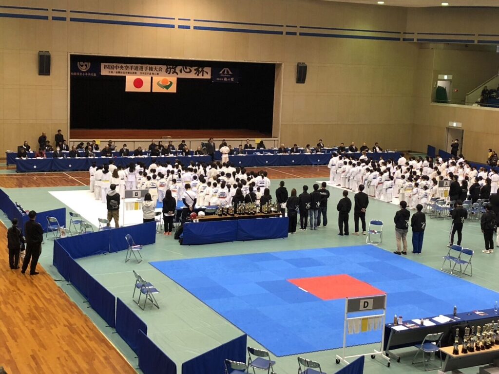 日時：令和7年11月24日(月）会場：伊予三島市運動公園体育館主催：日本空手道 敬心館協力：格闘技空手道拳法連盟&bull;WKO世界組手連盟四国ブロック後援：四国中央市・四国中央市教育委員会