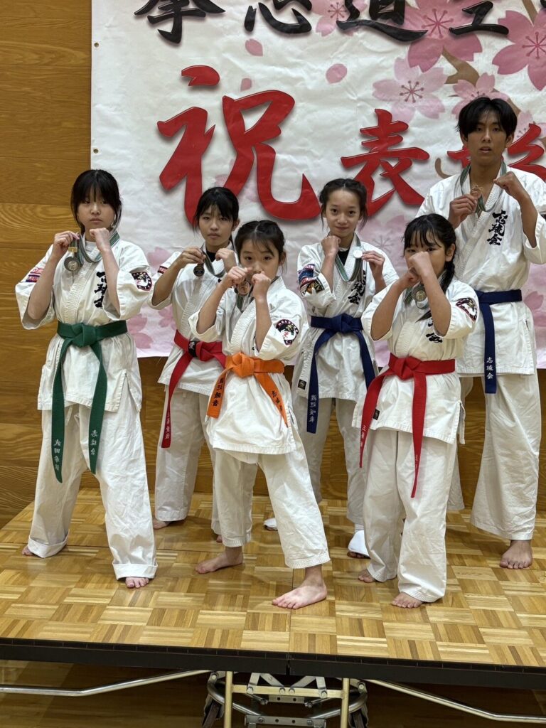 女子中上級4年　第3位　渡辺晴香選手女子メロン初級6年　準優勝　三藤楓菜選手女子中上級5年40未満　準優勝　渡辺咲来選手女子中学1年初級48未満　第3位　三藤愛佳選手女子中学1年上級48未満　準優勝　武田希依選手男子高校上級60以上　第3位 青木 瑛太選手