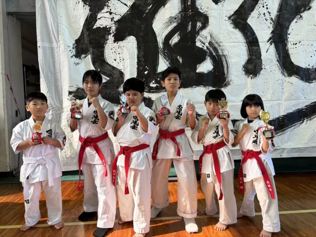 ビギナーズ 小学2年生男子　第3位　上岡大燿選手初級小学3年生男子　準優勝　浜本琥太選手初級小学5年生男子　第3位　谷川一樹選手初級小学6年生男子　準優勝　青木千陽哉選手初級 中学1年生女子　優勝　三藤愛佳選手中級小学2年生女子　優勝　谷川紬選手