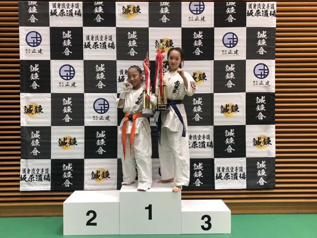 中上級クラス小学2年女子　優勝　大久保希選手上級クラス小学5年女子35kg未満　優勝　渡辺咲来選手