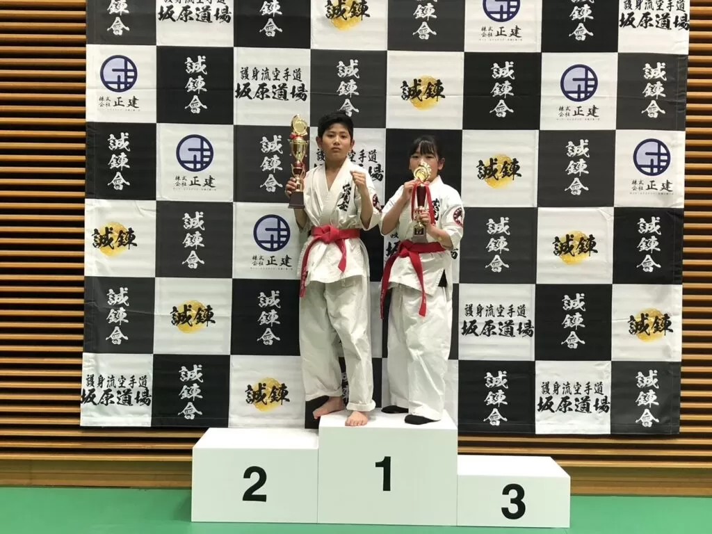 初中級クラス小学6年男子 優勝 青木千陽選手初級クラス小学6年女子 優勝 三藤楓菜選手
