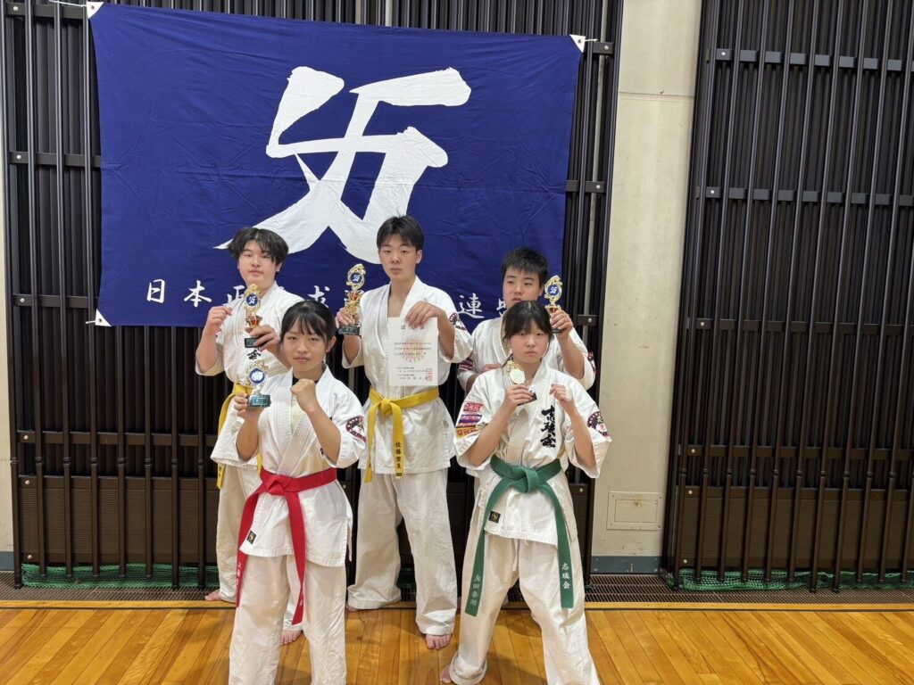 上級中学1年女子43kg未満 第3位 武田 希依選手上級中学1年女子43kg未満 第3位 三藤 愛佳選手上級中学1年男子 50kg以上 準優勝 宮澤 諒選手上級中学2年男子 55kg以上 優勝 佐藤 奨真選手上級中学2年男子 55kg以上 準優勝 武田 陸斗選手