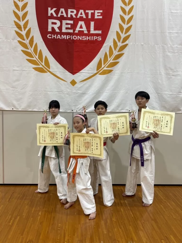 中級クラス小学6年男子の部 準優勝 青木千陽哉選手初中級クラス中学2・3年男子47kg未満の部 優勝 青木太唯知選手中級クラス中学1年女子43kg未満の部 優勝 武田希依選手選抜クラス小学2年女子の部 準優勝 大久保希歩選手